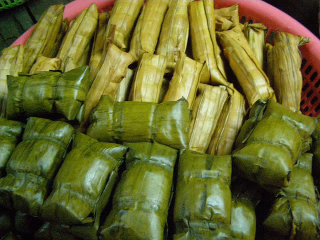 Muốn làm loại bánh này, phải chọn loại gạo ngon đem ngâm nước, xay thành bột. Bột xay xong cũng là lúc mọi thứ phụ liệu khác đã sẵn sàng: nước cốt dừa để ra tô, lá chuối xé miếng vừa kích cỡ, một chén nước lá dứa, một nắm lạt buộc, cùng các gia vị khác (muối, đường)…các nguyên liệu cùng với bột hòa tan. Muốn làm loại bánh này, phải chọn loại gạo ngon đem ngâm nước, xay thành bột. Bột xay xong cũng là lúc mọi thứ phụ liệu khác đã sẵn sàng: nước cốt dừa để ra tô, lá chuối xé miếng vừa kích cỡ, một chén nước lá dứa, một nắm lạt buộc, cùng các gia vị khác (muối, đường)…các nguyên liệu cùng với bột hòa tan.