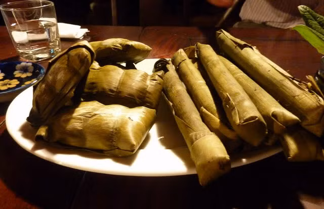 Chiếc bánh tuy bình dân thế, nhưng để làm được chiếc bánh ngon là cả một nghệ thuật: bánh phải dai; có vị béo - ngọt - mặn vừa miệng, ăn không ngán và nhất là màu sắc phải bắt mắt, mùi vị hấp dẫn … Chiếc bánh tuy bình dân thế, nhưng để làm được chiếc bánh ngon là cả một nghệ thuật: bánh phải dai; có vị béo - ngọt - mặn vừa miệng, ăn không ngán và nhất là màu sắc phải bắt mắt, mùi vị hấp dẫn …