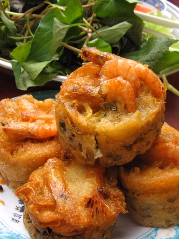 Đậu xanh đãi vỏ cho sạch, nấu chín mà không nát. Thịt heo băm nhuyễn, xào chín, trộn chung với đậu xanh. Sau cùng cho vào chút muối, chút bột nêm. Tôm tươi rửa sạch, để ráo, cắt bớt chân và râu. Tôm không nên bỏ vỏ vì lột vỏ đi chiên lên mất giòn. Đậu xanh đãi vỏ cho sạch, nấu chín mà không nát. Thịt heo băm nhuyễn, xào chín, trộn chung với đậu xanh. Sau cùng cho vào chút muối, chút bột nêm. Tôm tươi rửa sạch, để ráo, cắt bớt chân và râu. Tôm không nên bỏ vỏ vì lột vỏ đi chiên lên mất giòn.