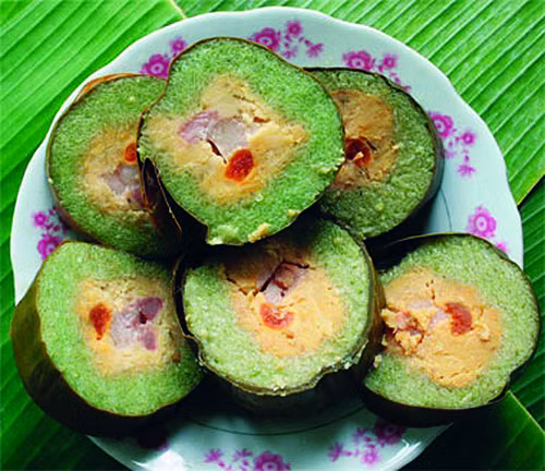Công việc gói bánh khá tỉ mỉ. Trước tiên, đem gạo nếp và đậu vo sạch để ráo nước. Lá dứa giã nhuyễn lọc lấy nước trộn hoà vào nếp. Đậu xanh đãi vỏ, thịt ba chỉ cắt vuông vắn, ướp với hành, muối, đường, đặt theo chiều dài đòn bánh. Có như thế, thịt vừa trong, vừa đẹp để khi tét bánh ra, thịt hoà tan vào nhân đậu xanh, ăn vừa béo của thịt, vừa bùi của đậu, vừa dẻo của nếp, rất thơm ngon. Công việc gói bánh khá tỉ mỉ. Trước tiên, đem gạo nếp và đậu vo sạch để ráo nước. Lá dứa giã nhuyễn lọc lấy nước trộn hoà vào nếp. Đậu xanh đãi vỏ, thịt ba chỉ cắt vuông vắn, ướp với hành, muối, đường, đặt theo chiều dài đòn bánh. Có như thế, thịt vừa trong, vừa đẹp để khi tét bánh ra, thịt hoà tan vào nhân đậu xanh, ăn vừa béo của thịt, vừa bùi của đậu, vừa dẻo của nếp, rất thơm ngon.