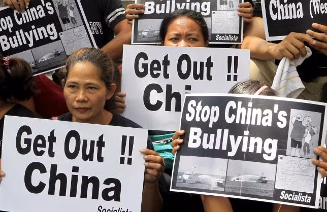 Người dân Philippines biểu tình phản đối Trung Quốc bành trướng Biển Đông. Ảnh: Reuters.