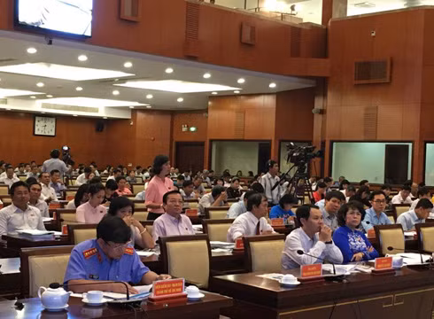 Đại biểu Hội đồng nhân dân Thành phố Hồ Chí Minh thảo luận về vấn đề vỉa hè của thành phố (ảnh: P.L) Đại biểu Hội đồng nhân dân Thành phố Hồ Chí Minh thảo luận về vấn đề vỉa hè của thành phố (ảnh: P.L)