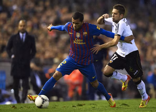 Daniel Alves bị treo giò. Daniel Alves bị treo giò.