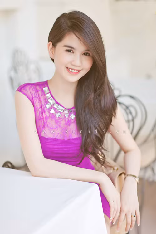 Chiếc váy tím này làm cho Ngọc Trinh thật sự nổi bật bởi làn da trắng của cô. Nhẫn, đồng hồ và túi tuy đơn giản nhưng cùng tông với nhau tạo nên sự hài hòa tổng thể.