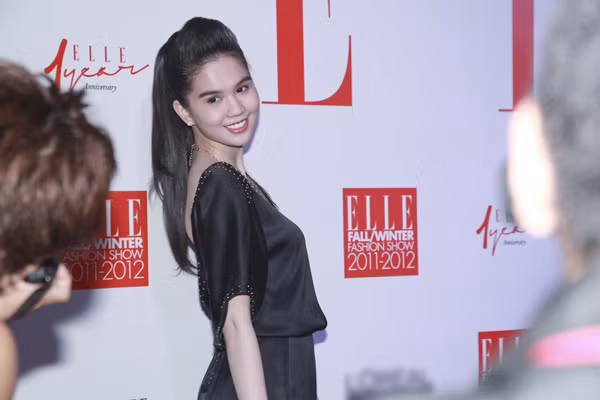 Ngọc Trinh cũng diện váy đơn sắc màu đen.