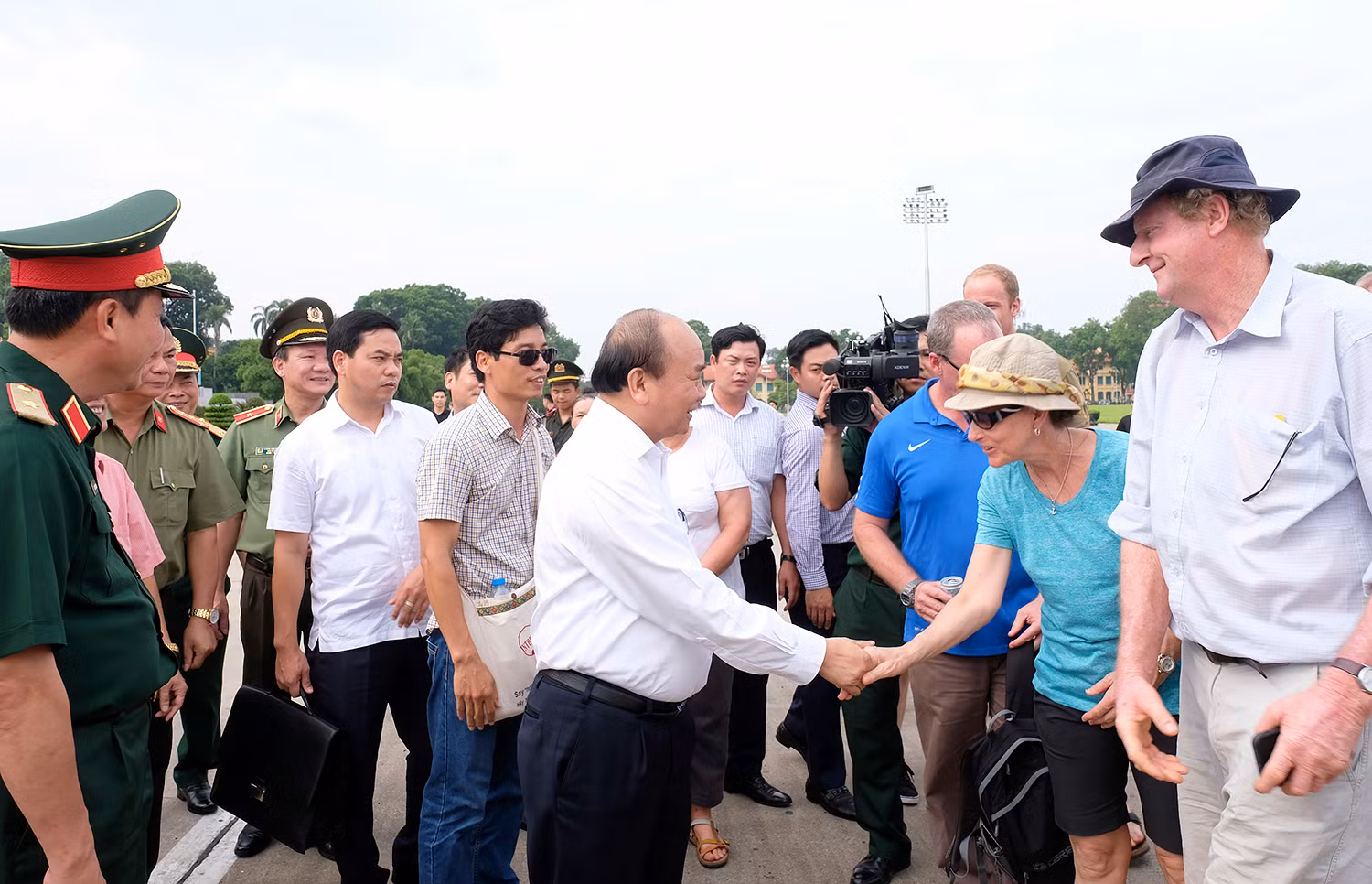 Thủ tướng bắt tay du khách thăm quan Lăng. (Ảnh: VGP)