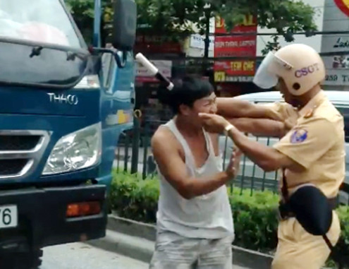 Hình ảnh chiến sỹ CSGT đánh tới tấp tài xế xe tải (ảnh cắt từ video)