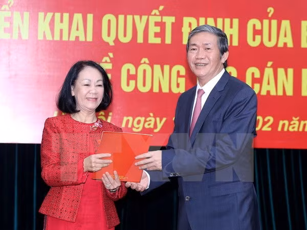 Thường trực Ban Bí thư - ông Đinh Thế Huynh trao Quyết định của Bộ Chính trị cho bà Trương Thị Mai. (Ảnh: An Đăng/TTXVN).