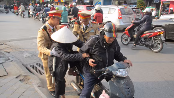 Sau khi giúp cụ bà sang đường an toàn trong một ngày đông giá rét, hai chiến sĩ Đội Cảnh sát Giao thông số 1 (Nguyễn Thanh Tùng và Phạm Đức Cường) mua tặng cụ bà đôi tất và gọi xe ôm trở cụ về nhà. Sự ân cần của hai chiến sĩ trẻ đã để lại trong lòng nhân dân Thủ đô nhiều thiện cảm. ảnh: An ninh Thủ đô.