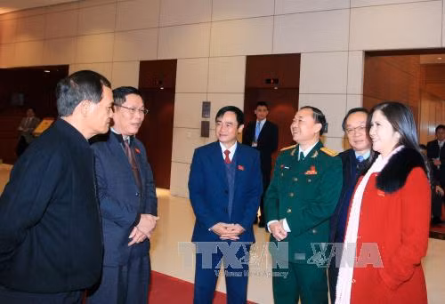 Các đại biểu dự Đại hội Đảng trao đổi bên lề kỳ họp. ảnh: TTXVN. Các đại biểu dự Đại hội Đảng trao đổi bên lề kỳ họp. ảnh: TTXVN.