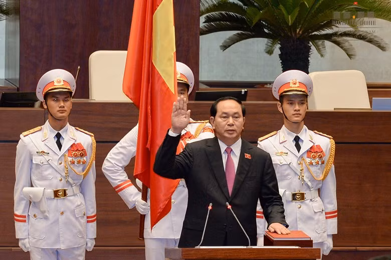 Chủ tịch nước Trần Đại Quang tuyên thệ: "Tuyệt đối trung thành với Tổ quốc, với nhân dân, với Hiến pháp nước Cộng hòa xã hội chủ nghĩa Việt Nam, nỗ lực hoàn thành tốt nhiệm vụ được Đảng, Nhà nước và Nhân dân giao phó". Ảnh: Trung tâm thông tin Quốc hội.