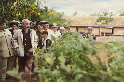 Bác Hồ về thăm làng Sen năm 1961 (Ảnh tư liệu).