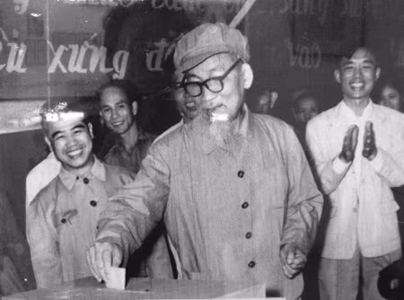 Bác Hồ tham gia bầu cử HĐND thành phố Hà Nội ngày 27.4.1969. Bác Hồ tham gia bầu cử HĐND thành phố Hà Nội ngày 27.4.1969.