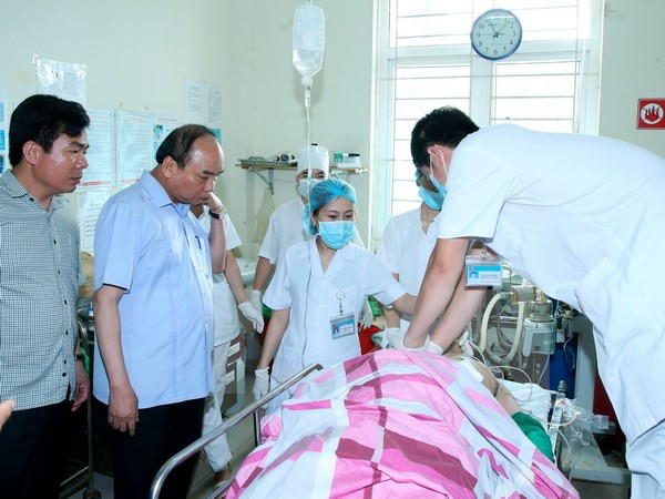 Thủ tướng Nguyễn Xuân Phúc trực tiếp kiểm tra, nắm tình hình và chỉ đạo giải quyết vụ việc Chi Cục trưởng Kiểm lâm Đỗ Cường Minh nổ súng vào ông Phạm Duy Cường - Bí thư Tỉnh ủy Yên Bái và ông Ngô Ngọc Tuấn - Chủ tịch HĐND Tỉnh Yên Bái. ảnh: TTXVN. Thủ tướng Nguyễn Xuân Phúc trực tiếp kiểm tra, nắm tình hình và chỉ đạo giải quyết vụ việc Chi Cục trưởng Kiểm lâm Đỗ Cường Minh nổ súng vào ông Phạm Duy Cường - Bí thư Tỉnh ủy Yên Bái và ông Ngô Ngọc Tuấn - Chủ tịch HĐND Tỉnh Yên Bái. ảnh: TTXVN.