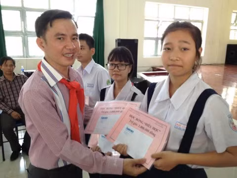 Trưởng phòng Giáo dục quận 11 Đặng Đức Hoàng trong một lần trao học bổng cho học sinh (ảnh minh họa: Thanh Niên) Trưởng phòng Giáo dục quận 11 Đặng Đức Hoàng trong một lần trao học bổng cho học sinh (ảnh minh họa: Thanh Niên)