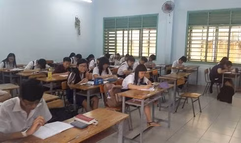 Một lớp học thêm luyện thi tuyển sinh lớp 10 của trường trung học cơ sở Phú Thọ (ảnh: P.L)