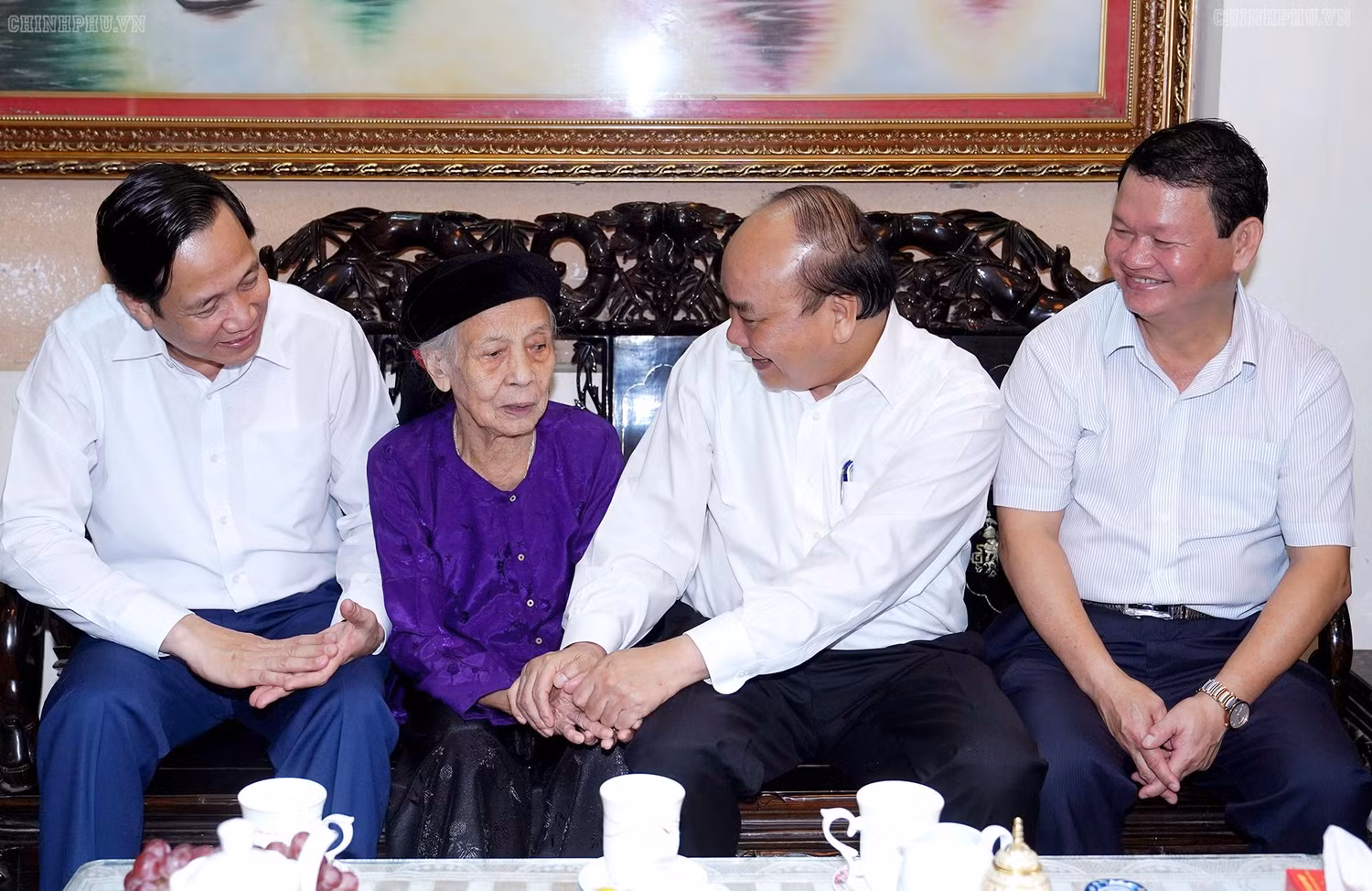 Thủ tướng thăm hỏi gia đình người có công. Ảnh: VGP Thủ tướng thăm hỏi gia đình người có công. Ảnh: VGP