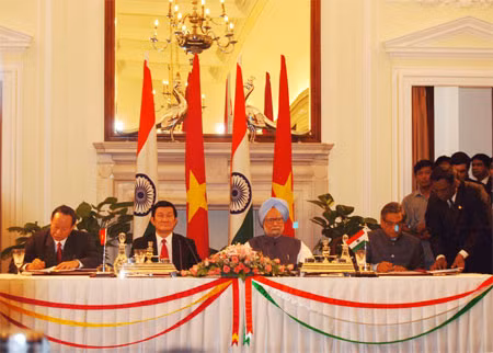 Chủ tịch nước Trương Tấn Sang và Thủ tướng Ân Độ Manmohan Singh chứng kiến các lễ ký. Chủ tịch nước Trương Tấn Sang và Thủ tướng Ân Độ Manmohan Singh chứng kiến các lễ ký.