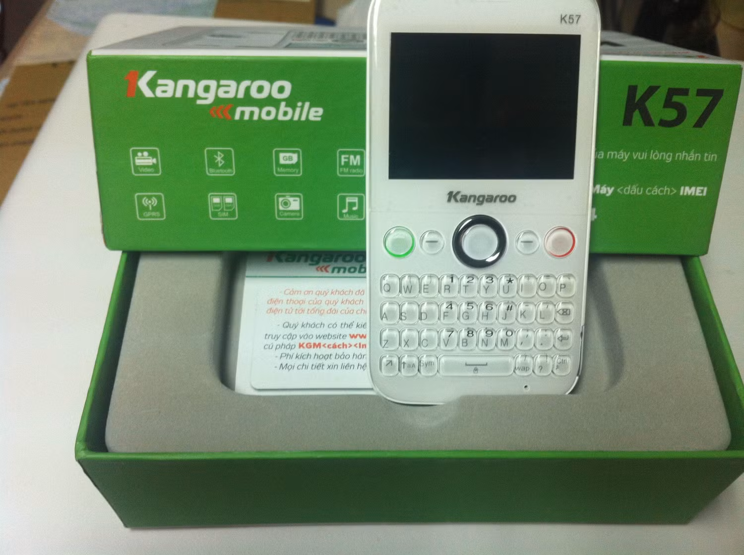 Mẫu điện thoại Kangaroo Mobile K57 BTC sẽ trao tặng cho thí sinh có lượng tin nhắn nhiều nhất mỗi tuần. Mẫu điện thoại Kangaroo Mobile K57 BTC sẽ trao tặng cho thí sinh có lượng tin nhắn nhiều nhất mỗi tuần.