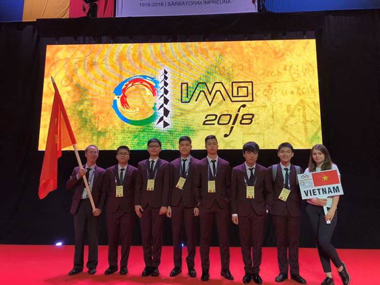 Cả 6/6 thí sinh dự thi Olympic Toán quốc tế 2018 đều đoạt Huy chương, gồm: 1 Huy chương Vàng, 2 Huy chương Bạc và 3 Huy chương Đồng. (Ảnh: Bộ Giáo dục và Đào tạo cung cấp) Cả 6/6 thí sinh dự thi Olympic Toán quốc tế 2018 đều đoạt Huy chương, gồm: 1 Huy chương Vàng, 2 Huy chương Bạc và 3 Huy chương Đồng. (Ảnh: Bộ Giáo dục và Đào tạo cung cấp)