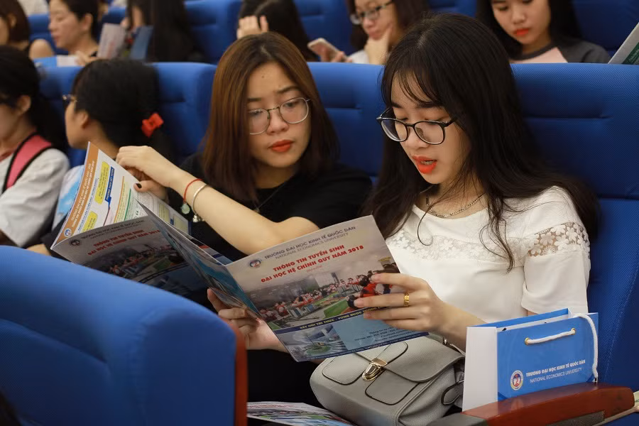 Chuyên gia khuyên thí sinh không nên thêm quá nhiều, tối đa 10 đến 12 nguyện vọng là ổn nhất. (Ảnh: Thùy Linh)