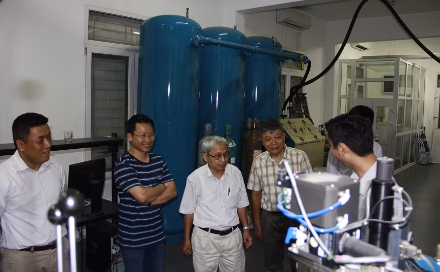 Phó giáo sư Phan Mạnh Hưởng (thứ hai từ trái qua phải)- hiện giảng dạy Đại học Nam Florida (Mỹ) khi anh đến làm việc với các thầy trong khoa Vật lý Đại học Khoa học tự nhiên (Đại học Quốc gia Hà Nội) chuẩn bị cho Hội thảo quốc tế về khoa học vật liệu vào đầu năm 2019. (Ảnh: Thu Lương)