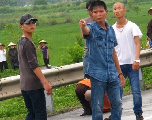 Nhóm người đi theo Đại đức Thích Tâm Mẫn.