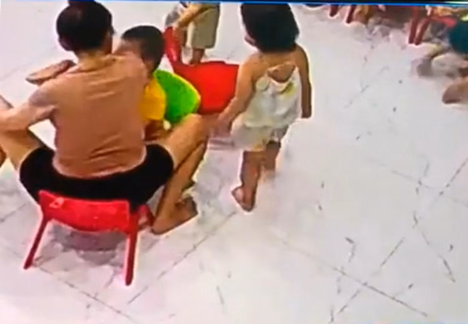 Chính quyền địa phương đã tiến hành đình chỉ hoạt động cơ sở mầm non, nơi xảy ra sự việc cô giáo đánh trẻ 3 tuổi. Ảnh cắt từ clip.