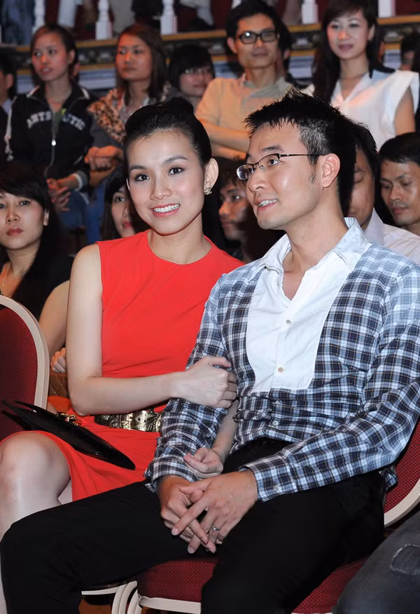 Hoa hậu Hoàn vũ Việt Nam không ngần ngại nắm tay ông xã trong suốt thời gian ngồi thưởng thức liveshow thứ 3 của 'Bước nhảy hoàn vũ' tối 8/4