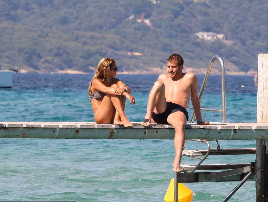 Tiền vệ Van der Vaart và cô vợ Sylvie nghỉ mát tại đảo St Tropez tươi đẹp ở Pháp