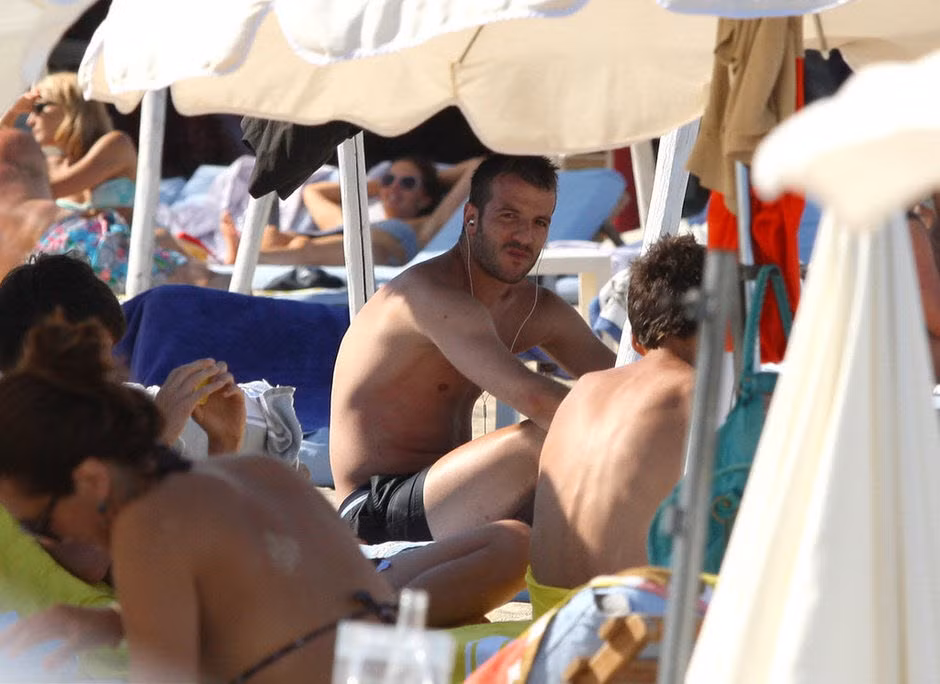 Van der Vaart vừa tắm nắng vừa nghe nhạc thư giãn