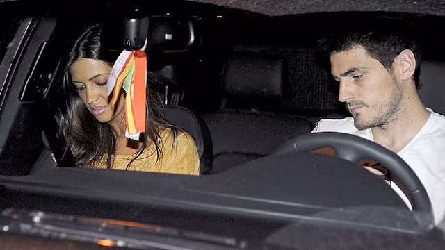 Iker Casillas và Sara Carbonero rời khỏi một nhà hàng ở Madrid vào lúc gần nửa đêm hôm qua. Iker Casillas và Sara Carbonero rời khỏi một nhà hàng ở Madrid vào lúc gần nửa đêm hôm qua.