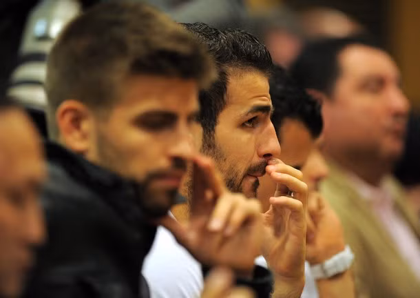 Fabregas cũng không dấu được vẻ ngập ngùi khi phải chia tay HLV Guardiola...