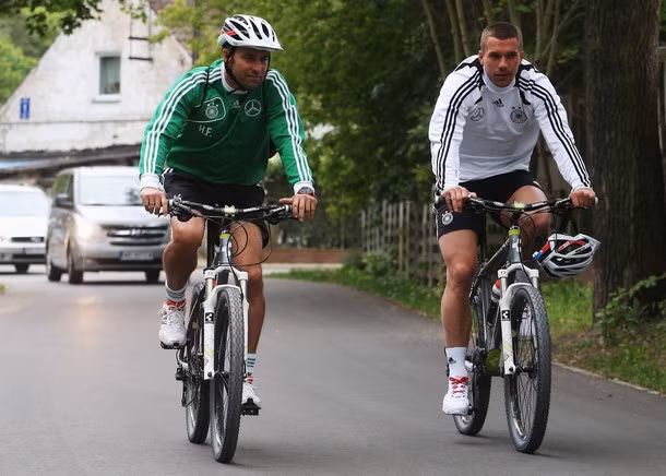 Lukas Podolski và trợ lý Hans-Dieter Flick