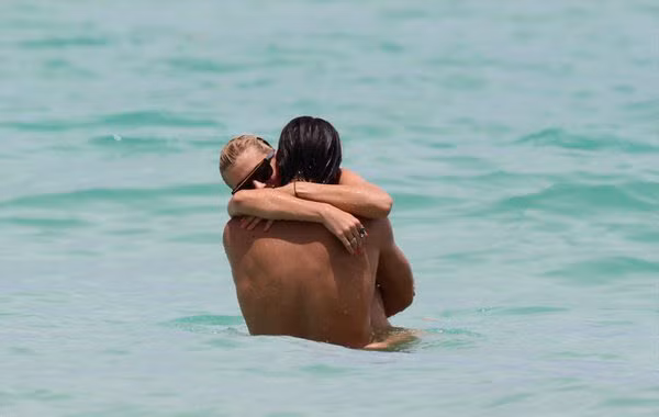 Sami Khedira và bạn gái Lena Gercke hôn nhau vô cùng lãng mạn dưới biển Sami Khedira và bạn gái Lena Gercke hôn nhau vô cùng lãng mạn dưới biển