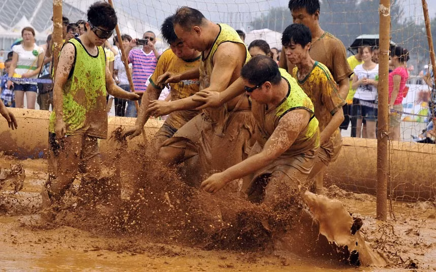 Môn đá bóng bùn sẽ không có lỗi việt vị hay phạt đền