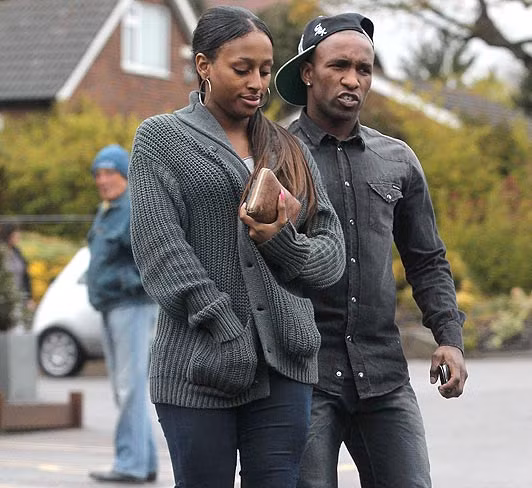Jermain Defoe và Alexandra Burke tay trong tay dạo phố