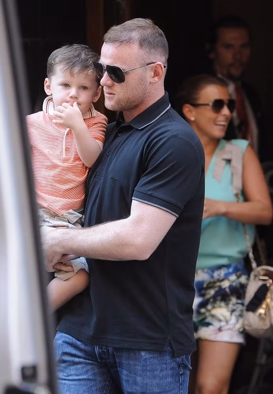 Rooney cùng vợ và con đi dạo phố Rooney cùng vợ và con đi dạo phố