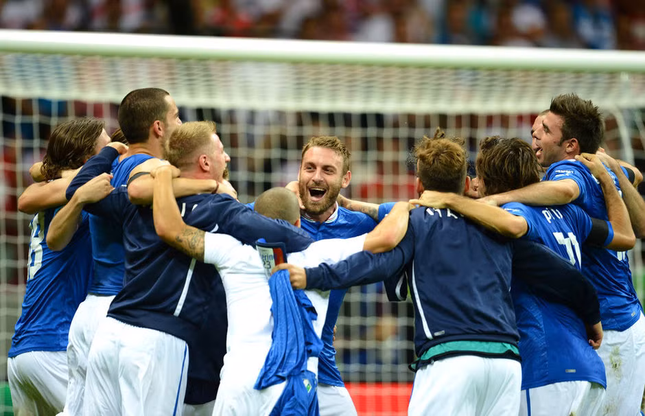 Cassano bế con xuống sân cùng đồng đội ăn mừng chiến thắng 2-0 của Italia trước Đức Cassano bế con xuống sân cùng đồng đội ăn mừng chiến thắng 2-0 của Italia trước Đức
