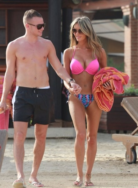 Tom Cleverley và người tình già Georgina Dorsett dắt tay nhau trên bãi biển
