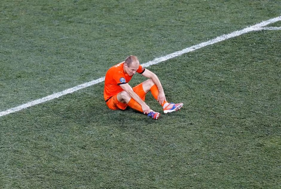 Lại thêm một lần thất vọng, Arjen Robben ngồi bệt trên sân sau trận thua của Hà Lan trước Đan Mạch.