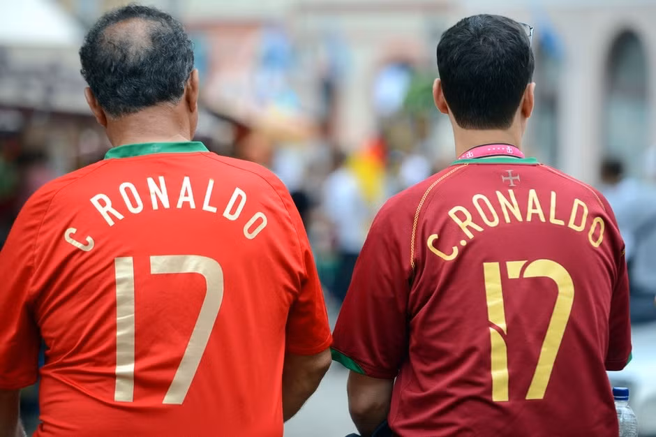Hai 'C.Ronaldo' ngồi buồn bã sau trận thua của Bồ Đào Nha trước Đức.