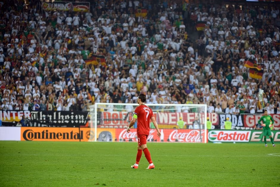 C.Ronaldo buồn bã rời sân sau trận thua trước đội tuyển Đức.