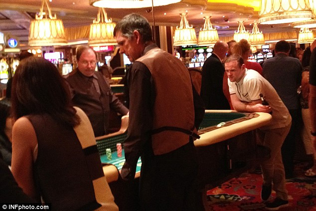 Sau đó, tiền đạo người Anh còn đến casino để xem đánh bia trước khi về khách sạn. Sau đó, tiền đạo người Anh còn đến casino để xem đánh bia trước khi về khách sạn.