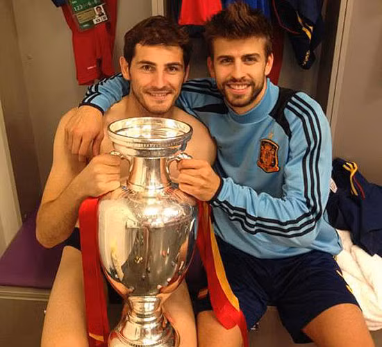 Iker Casillas bán nude chụp ảnh cùng Pique Iker Casillas bán nude chụp ảnh cùng Pique