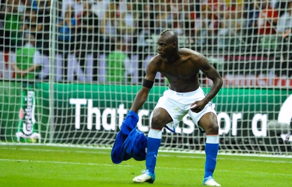 Người hùng Balotelli lập cú đúp giúp Italia vào chơi trận chung kết EURO 2012 Người hùng Balotelli lập cú đúp giúp Italia vào chơi trận chung kết EURO 2012