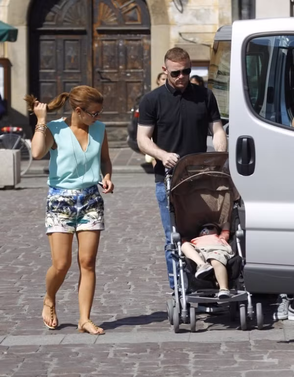 Rooney cùng vợ và con đi dạo phố Rooney cùng vợ và con đi dạo phố