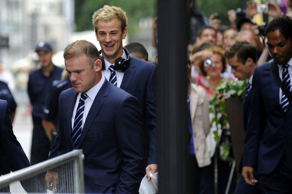Wayne Rooney lộ rõ vẻ thất vọng khi cùng các đồng đội khác của đội tuyển Anh ra xe bus để tới sân bay về nước. Trong khi đó, thủ thành Joe Hart vẫn hớn hở tươi cười.