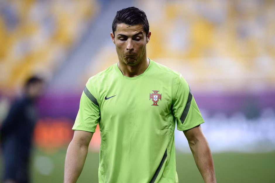 Trước khi ra sân tập cùng đội tuyển Bồ Đào Nha, Cristiano Ronaldo chăm sóc mái tóc của mình rất cẩn thẩn