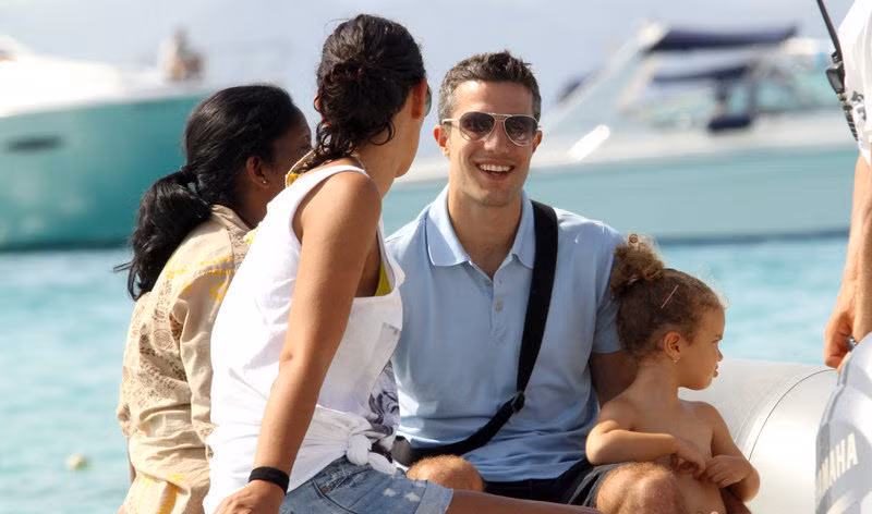 Robin van Persie bế cô con gái nhỏ lên ca nô để ra đảo Formentera ở Tây Ban Nha.